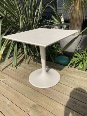 Table Carrée pied tulipe années 70