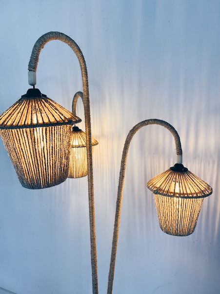 Lampadaire vintage tripode en métal et corde – Image 5