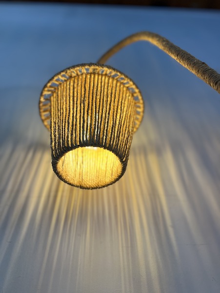 Lampadaire vintage tripode en métal et corde – Image 6