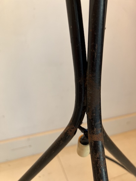 Lampadaire vintage tripode en métal et corde – Image 7