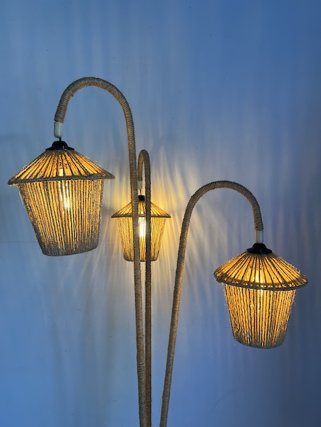 Lampadaire vintage tripode en métal et corde – Image 8