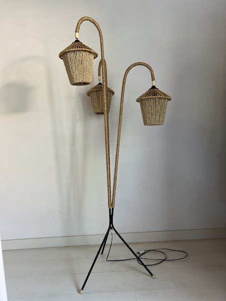 Lampadaire vintage tripode en métal et corde – Image 9
