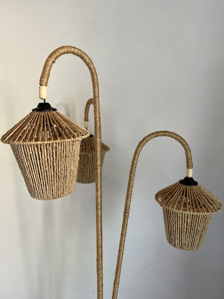 Lampadaire vintage tripode en métal et corde – Image 2