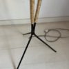 Lampadaire vintage tripode en métal et corde – Image 10