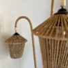 Lampadaire vintage tripode en métal et corde – Image 12