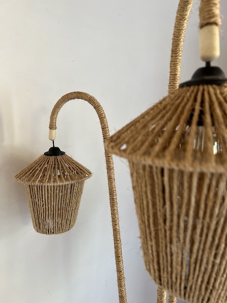 Lampadaire vintage tripode en métal et corde – Image 12