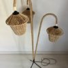 Lampadaire vintage tripode en métal et corde – Image 13