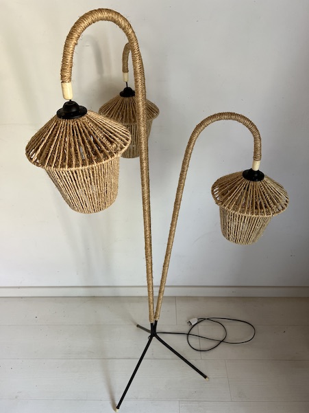 Lampadaire vintage tripode en métal et corde – Image 13