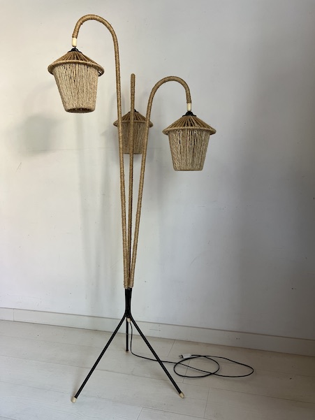 Lampadaire vintage tripode en métal et corde – Image 3