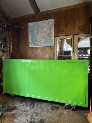 Grand meuble vert de magasin