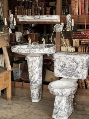 Rare ensemble pour lieu d'aisance en porcelaine de Paris