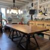 Grande table avec pieds indus – Image 3