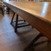 Grande table avec pieds indus – Image 2