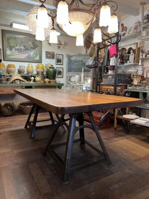 Grande table avec pieds indus