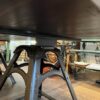 Grande table avec pieds indus – Image 9