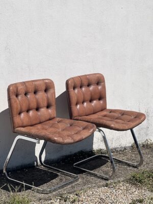 Paire de chaises en cuir par Robert Haussman